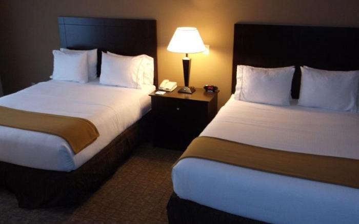 Holiday Inn Express & Suites Fairmont By IHG