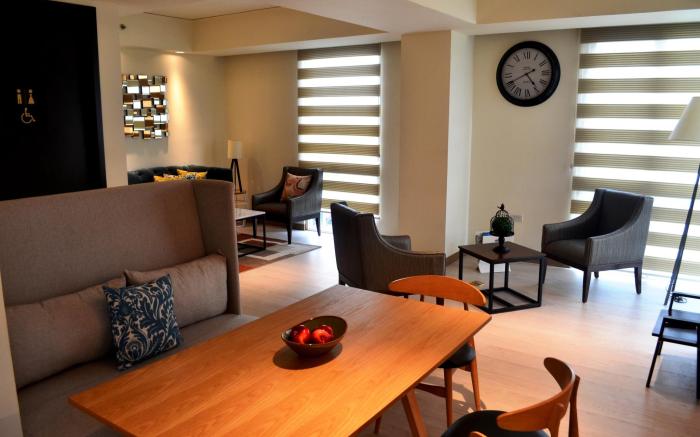 Home Crest Hotel