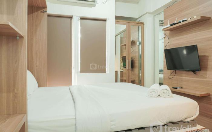 Lovely and Strategic Studio at Green Pramuka Apartment By Travelio