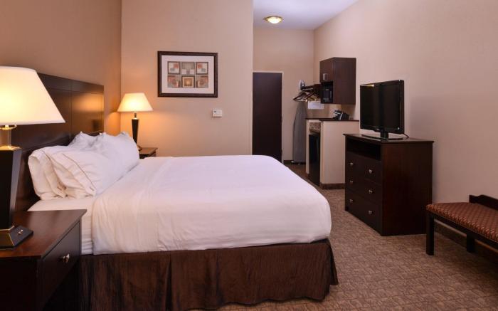Holiday Inn Express & Suites Fairmont By IHG