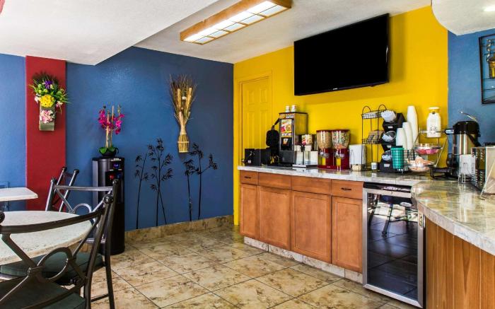 Econo Lodge Inn & Suites