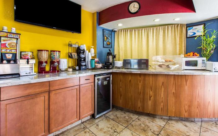 Econo Lodge Inn & Suites