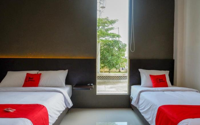 RedDoorz Plus near Solo Baru
