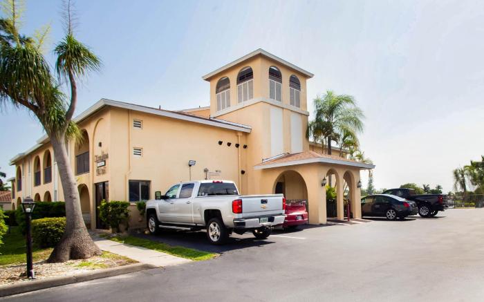 OYO Waterfront Hotel- Cape Coral/Fort Myers, FL