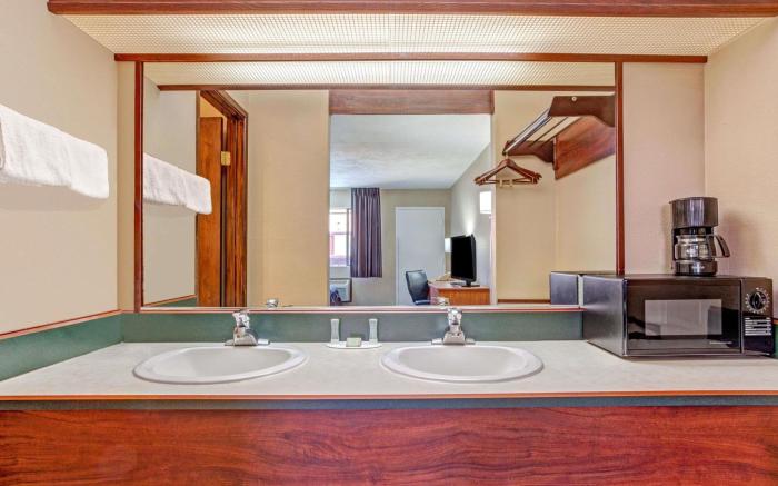 Super 8 By Wyndham Albany