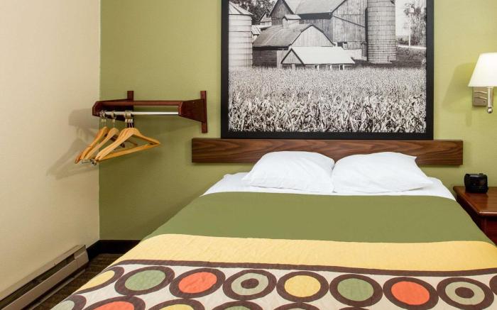 Super 8 By Wyndham Fairmont