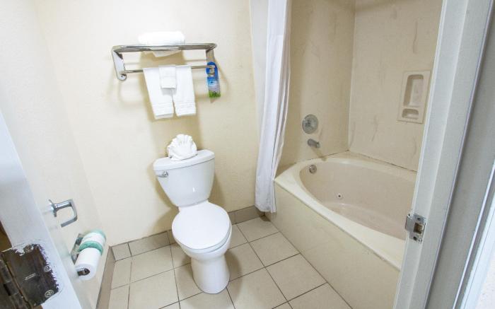 Days Inn & Suites by Wyndham Commerce