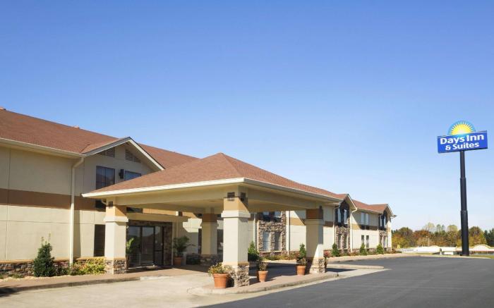 Days Inn & Suites by Wyndham Commerce