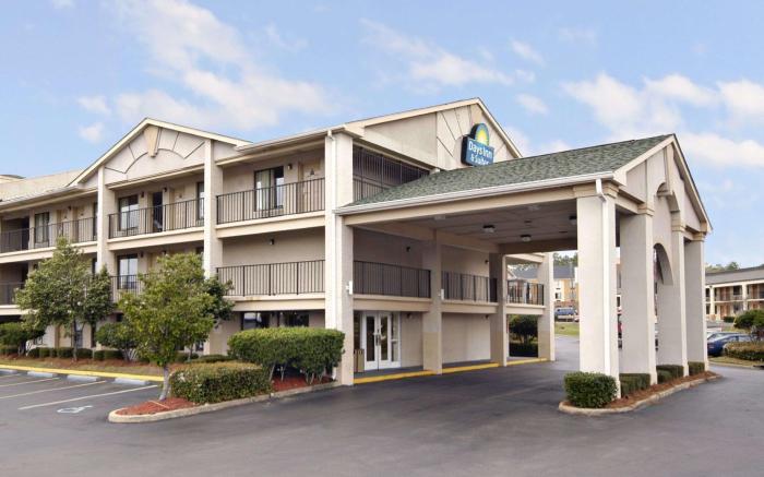 Days Inn & Suites by Wyndham Mobile