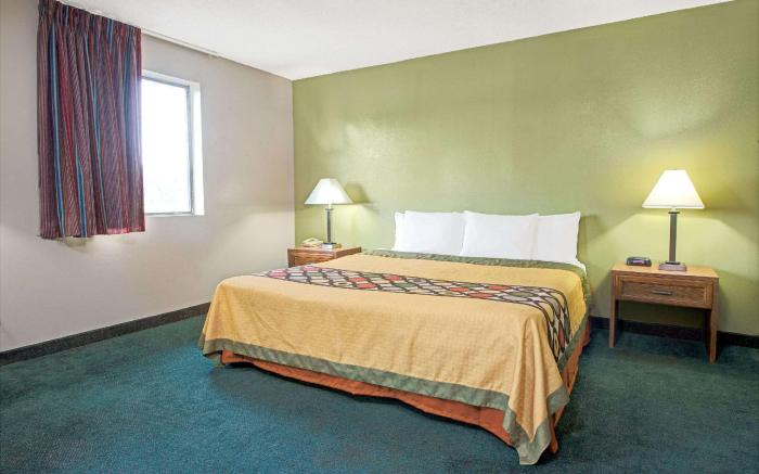 Super 8 By Wyndham Eureka/Six Flags Nearby