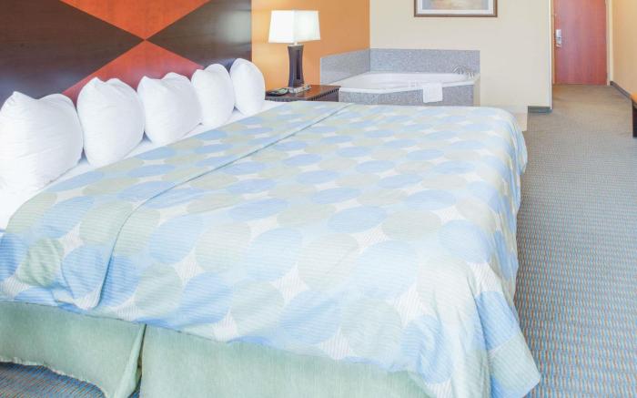 Days Inn & Suites by Wyndham Russellville