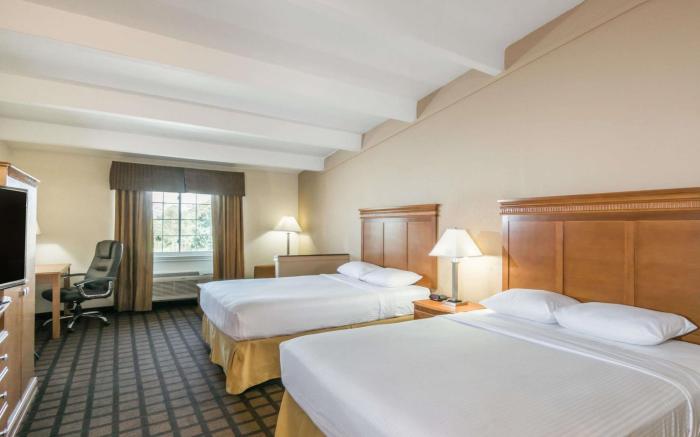 Super 8 by Wyndham Beaumont I-10 South/College St