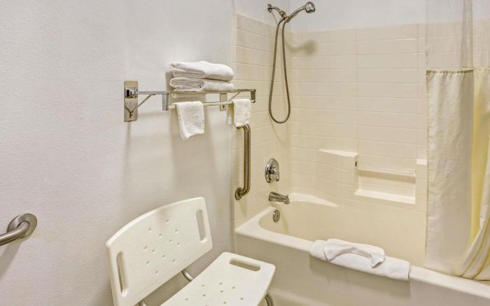Days Inn & Suites by Wyndham Gresham
