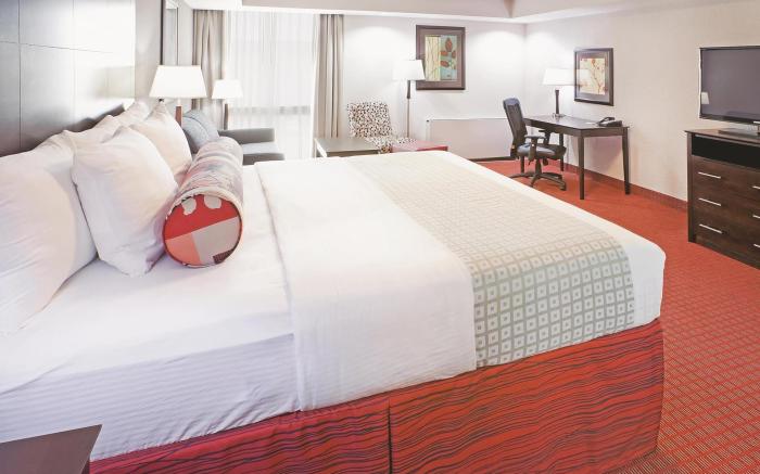 La Quinta Inn & Suites by Wyndham Dallas I-35 Walnut Hill Ln