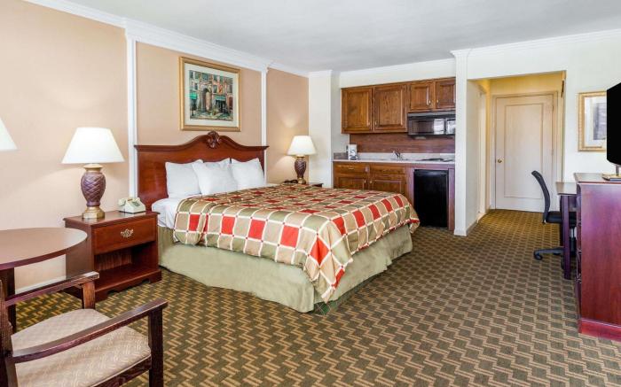 Days Inn & Suites by Wyndham Roseville/Detroit Area