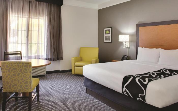 La Quinta Inn & Suites by Wyndham Houston West Park 10