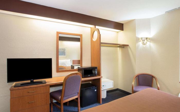 Travelodge by Wyndham Fort Myers Airport