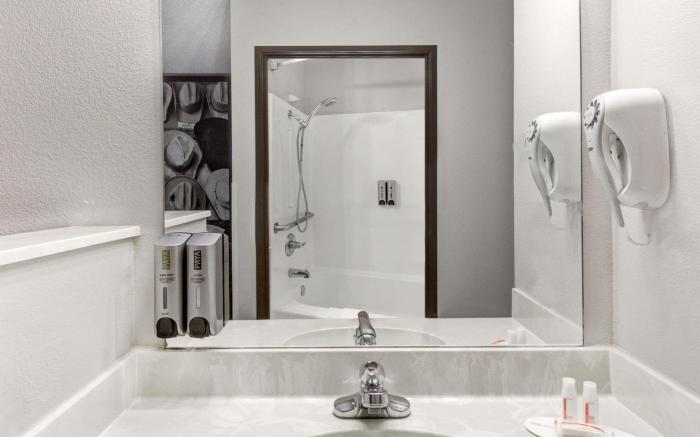 Super 8 By Wyndham Victoria/North/Mall Area