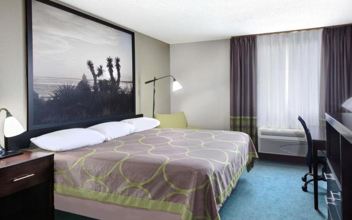 Super 8 By Wyndham Victoria/North/Mall Area