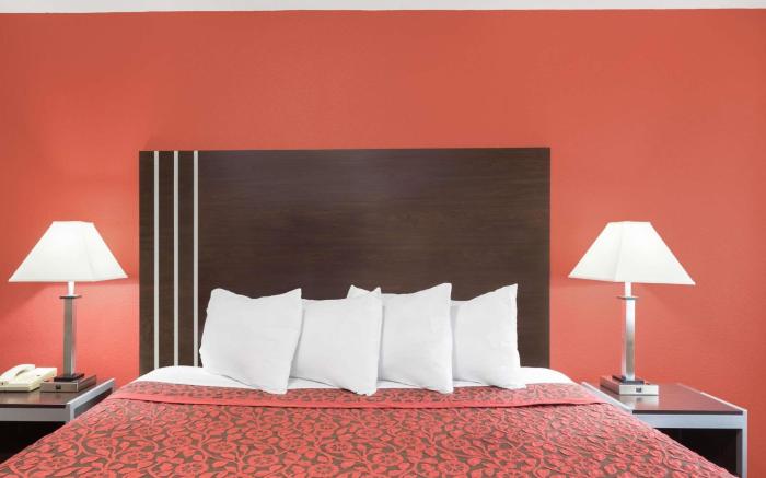 Days Inn by Wyndham College Station University Drive