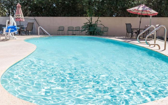 Super 8 By Wyndham Visalia