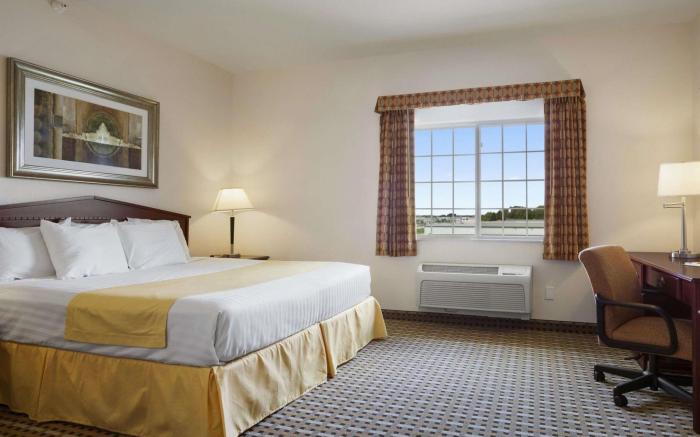 Days Inn & Suites by Wyndham Columbus NE