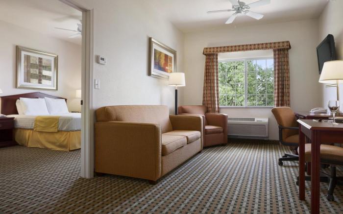Days Inn & Suites by Wyndham Columbus NE