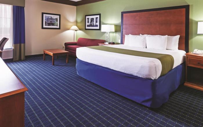 La Quinta Inn & Suites by Wyndham Shawnee
