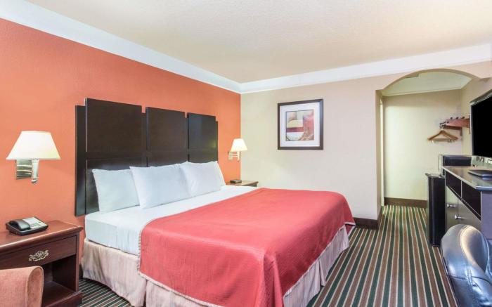 Howard Johnson by Wyndham Historic Lake Charles