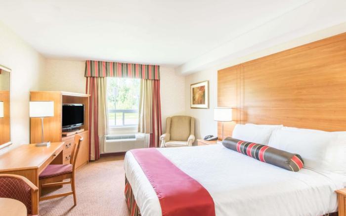 Super 8 By Wyndham Cornwall On