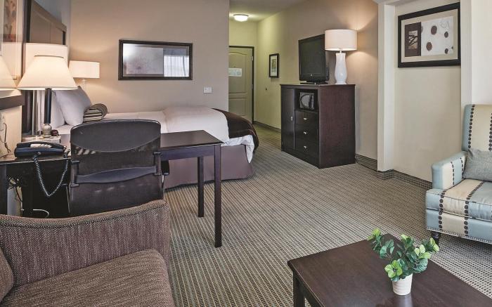 La Quinta Inn & Suites by Wyndham DFW Airport West - Euless
