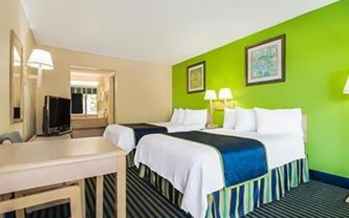 Days Inn by Wyndham Richmond Hill/Savannah