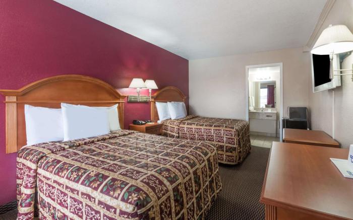 Days Inn by Wyndham San Antonio Splashtown/ATT Center
