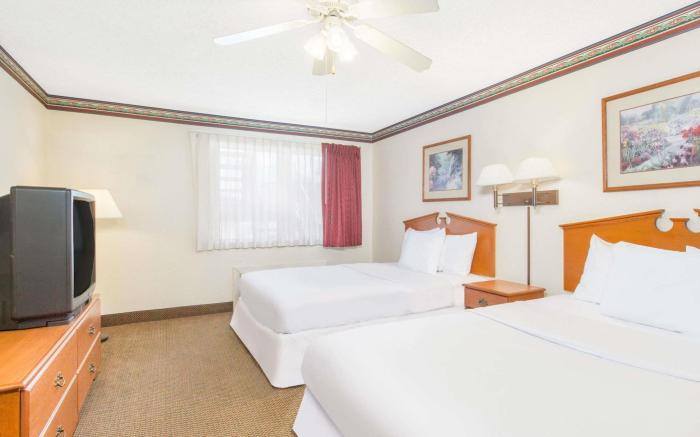 Days Inn & Suites by Wyndham Marshall