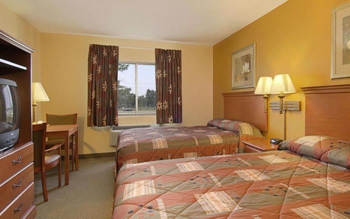 Super 8 By Wyndham Topeka At Forbes Landing