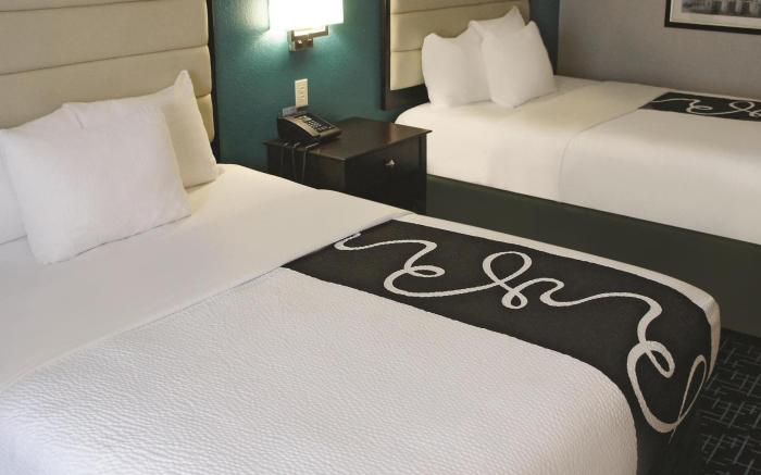 La Quinta Inn & Suites by Wyndham Kansas City Airport