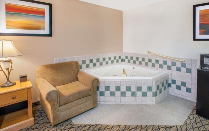 Baymont by Wyndham St. Ignace Lakefront