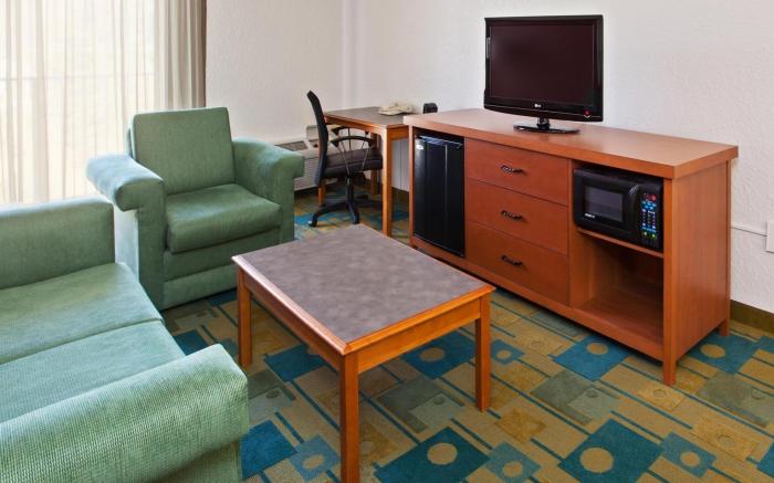 La Quinta Inn & Suites by Wyndham Nashville Airport/Opryland