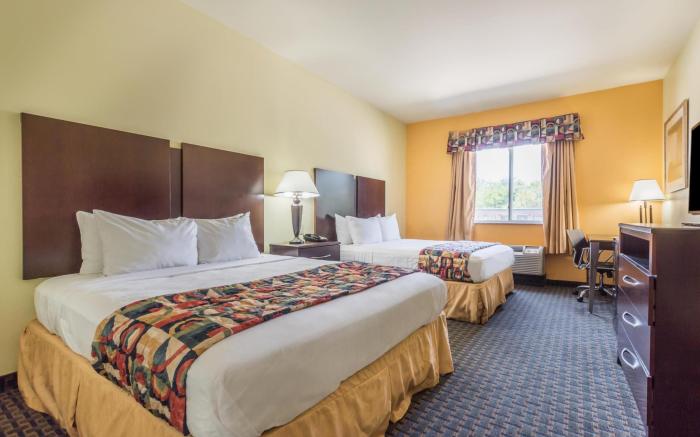 Days Inn & Suites by Wyndham Cleburne TX