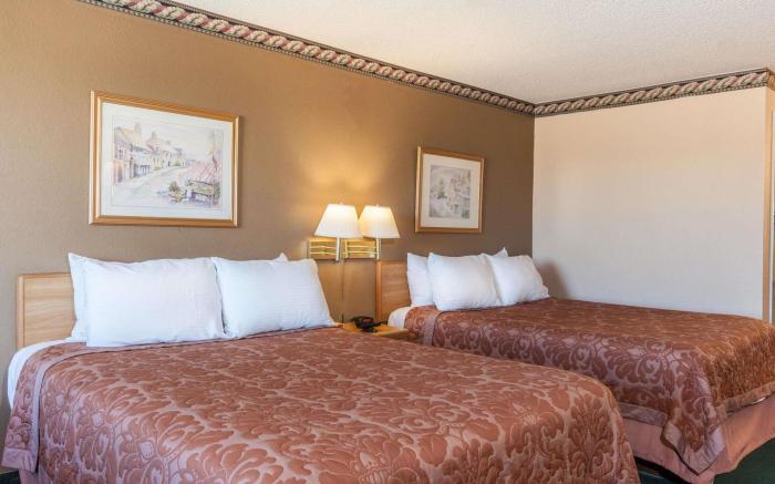 Super 8 By Wyndham Lindsay Olive Tree