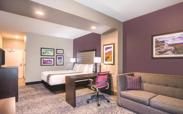 La Quinta Inn & Suites by Wyndham Clifton Park/Saratoga Area