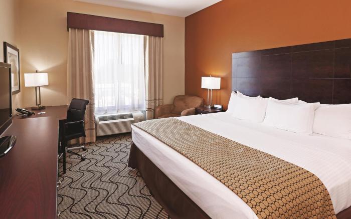 La Quinta Inn & Suites by Wyndham Marshall