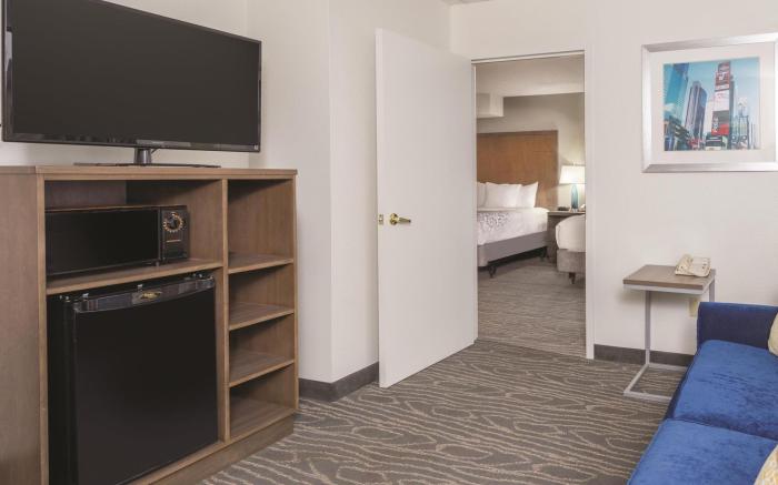 La Quinta Inn and Suites by Wyndham Secaucus Meadowlands