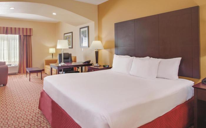 Comfort Inn & Suites Verona at Turning Stone Resort Casino