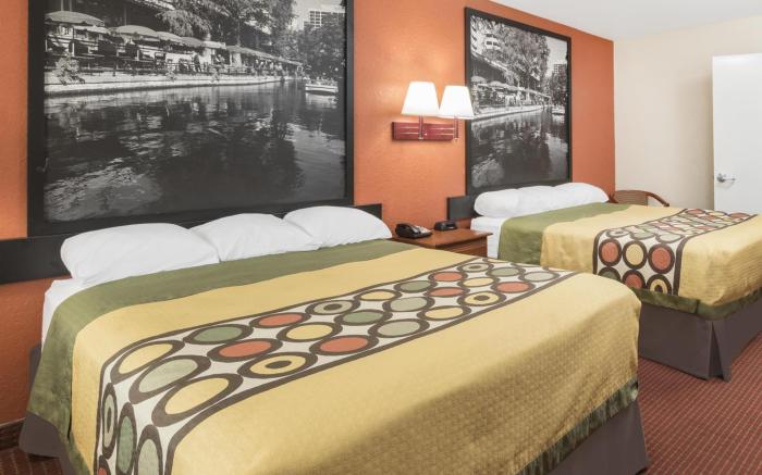 Super 8 By Wyndham San Antonio At I-10