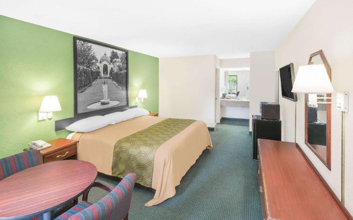 Super 8 By Wyndham Mobile