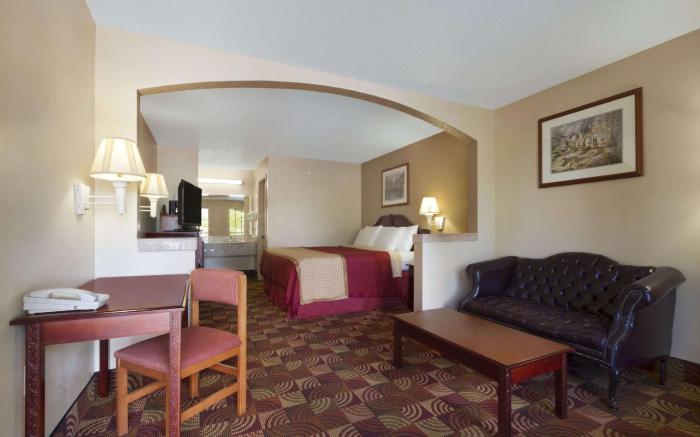 Days Inn & Suites by Wyndham Tuscaloosa - Univ. of Alabama