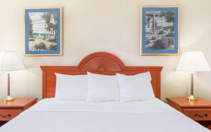 Super 8 By Wyndham Montgomery Maybrook