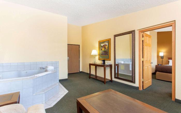 AmericInn by Wyndham West Bend
