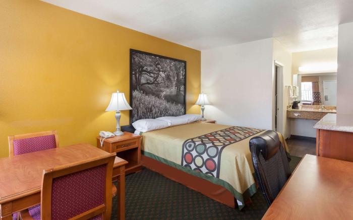 Super 8 By Wyndham Bakersfield South Ca